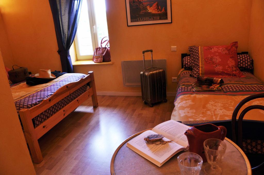 ホテル La Ferme Aux Abeilles アンビエルル 部屋 写真